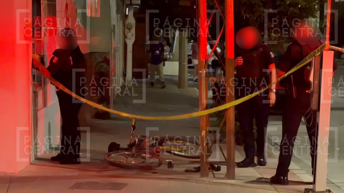 ¡Llegó corriendo a Cruz Roja! Ciclista baleado aventó su bici en plena banqueta en León