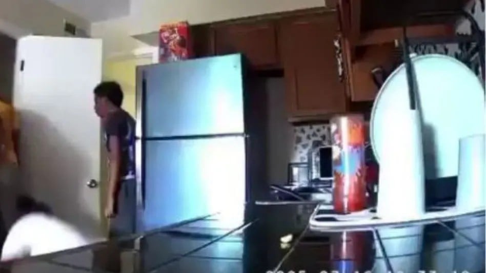 Todo quedó en VIDEO: Hombre asesina a su pareja mientras familia saquea la cocina