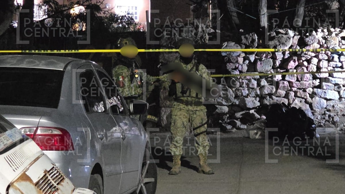 ¡Corrió para refugiarse! Joven estaba afuera de su casa cuando le dispararon como 8 veces