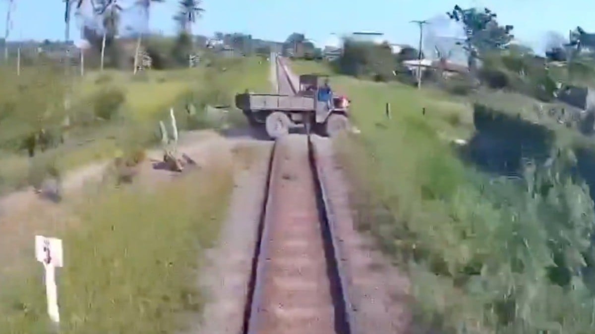VIDEO Muere niño porque su abuelo cometió un error fatal al cruzar las vías del tren