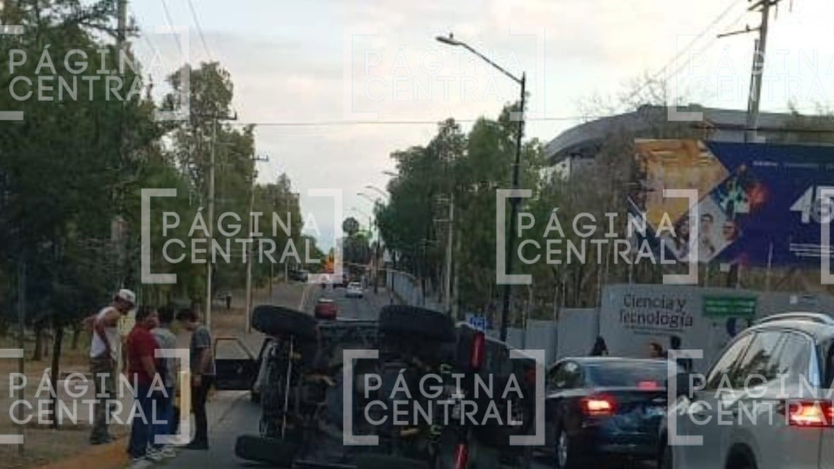 Volcadura en Lomas del Campestre