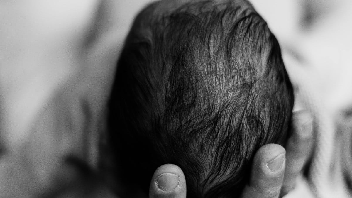 ¡Tenía horas de nacido! Así lo encontraron dentro de una escuela