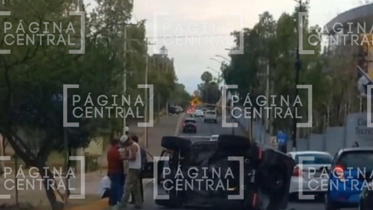 ¡Vuelca camioneta! Conductor resulta ileso en Lomas del Campestre