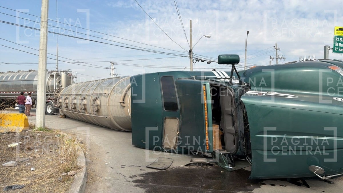 Camión cisterna volcó en esta colonia de León y esto pasó con la carga