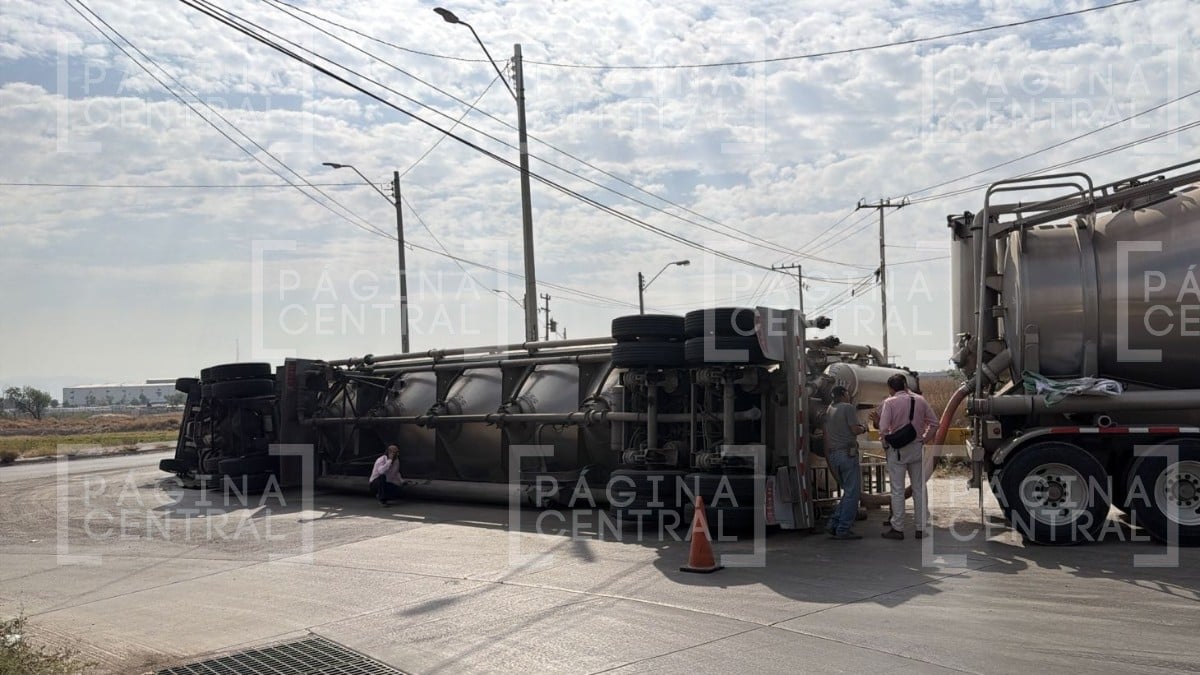 Camión cisterna volcó en Fracciones La Pompa