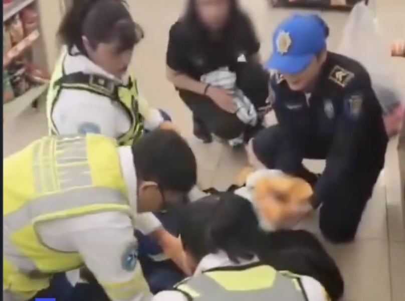 ¡Nació en la tienda! Asiste policía parto de emergencia
