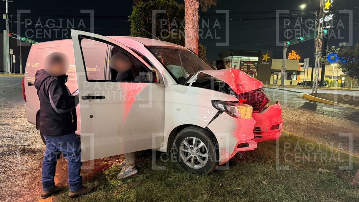 Perdió el control en el retorno: Conductor de camioneta choca contra palmera en León