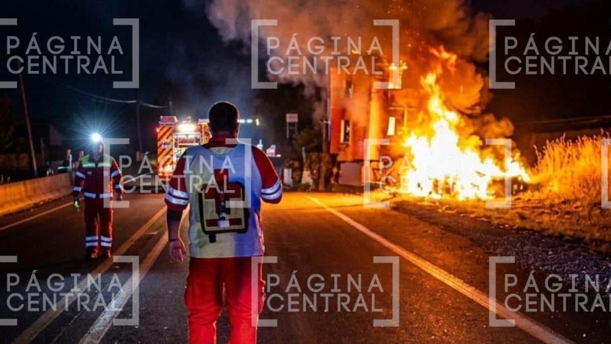 ¡Su vehículo se incendió! Mueren dos jóvenes tras chocar contra tráiler