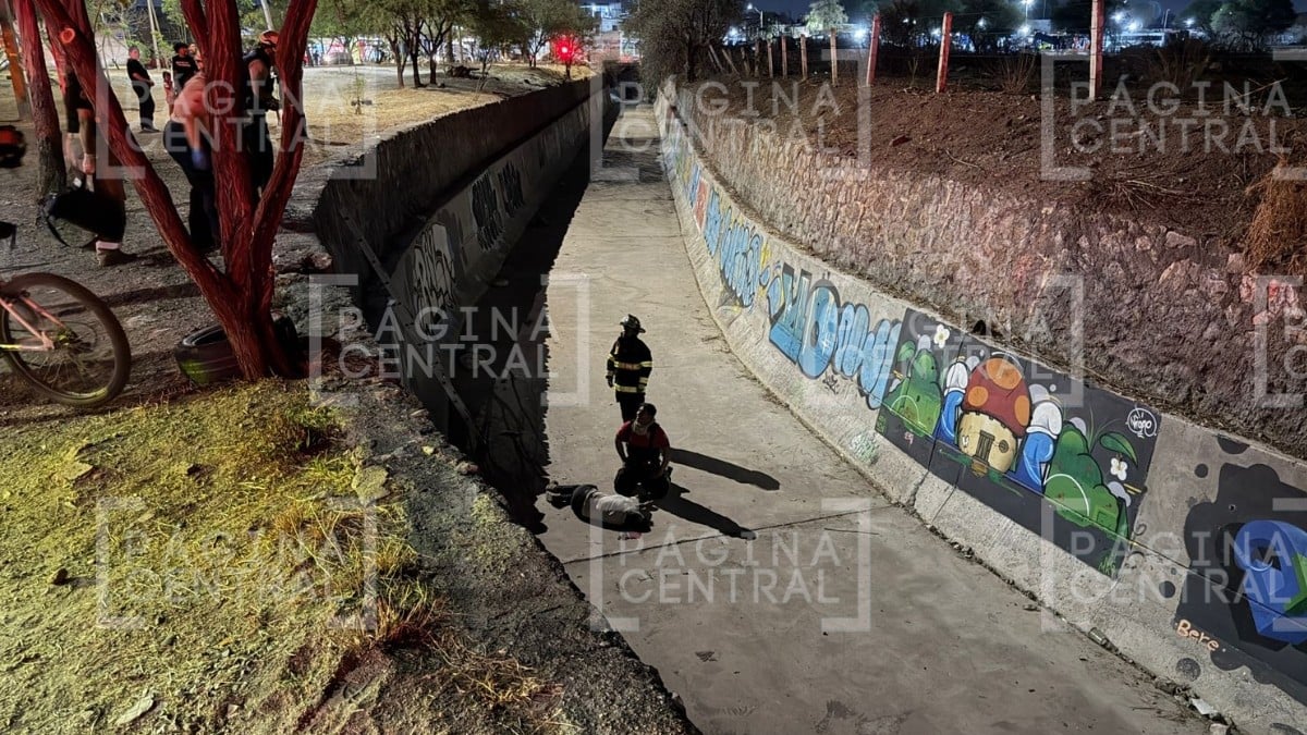 ¡Está grave! Adulto mayor cayó al Arroyo de Las Liebres, investigan accidente