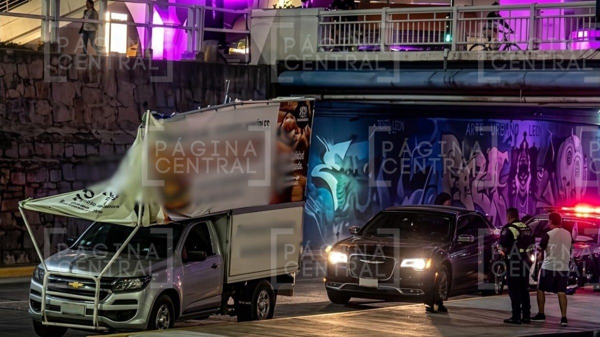 Caos vial en el Malecón del Río tras choque de camioneta de carga contra puente