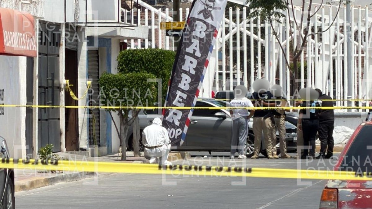 Hombre cae muerto en la entrada de barbería en colonia Jesús María; familiares lo identifican