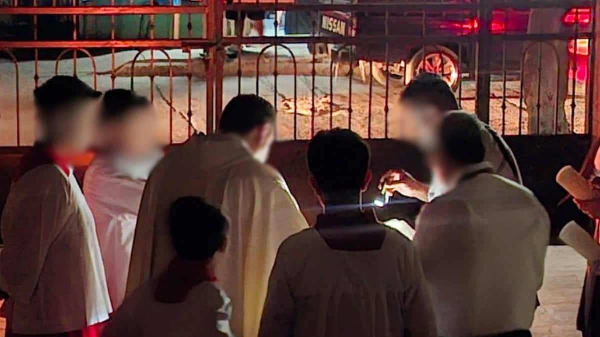 ¡De cabeza! Joven queda colgado al intentar robar en la Parroquia San Martín de Porres en León