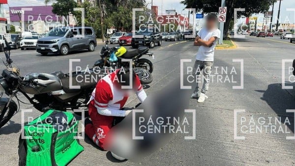 Chocan motociclistas y provocan caos vial en bulevar López Mateos; uno es policía