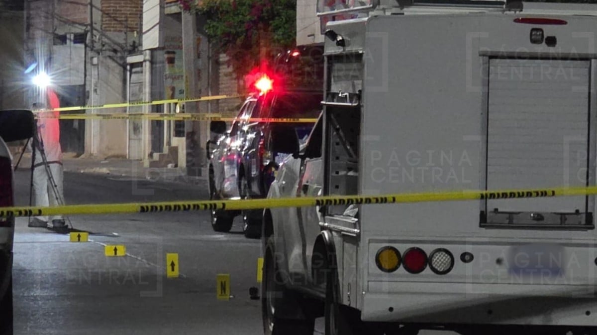 ¡Iba cruzando la calle! Un hombre cayó muerto a un lado de un árbol en la Obrera