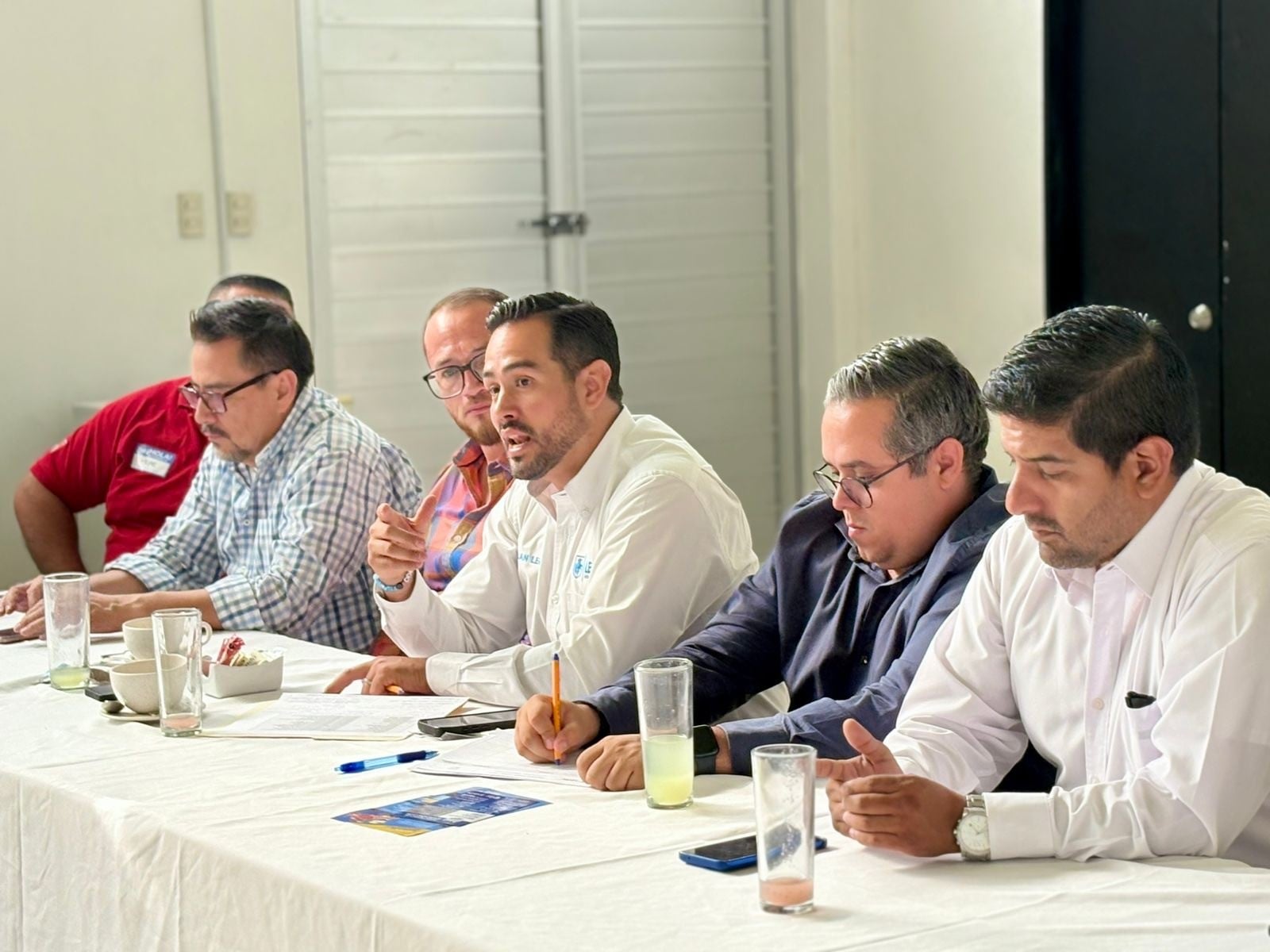 Renuncia Allan León, secretario de Vinculación y Atención a los leoneses