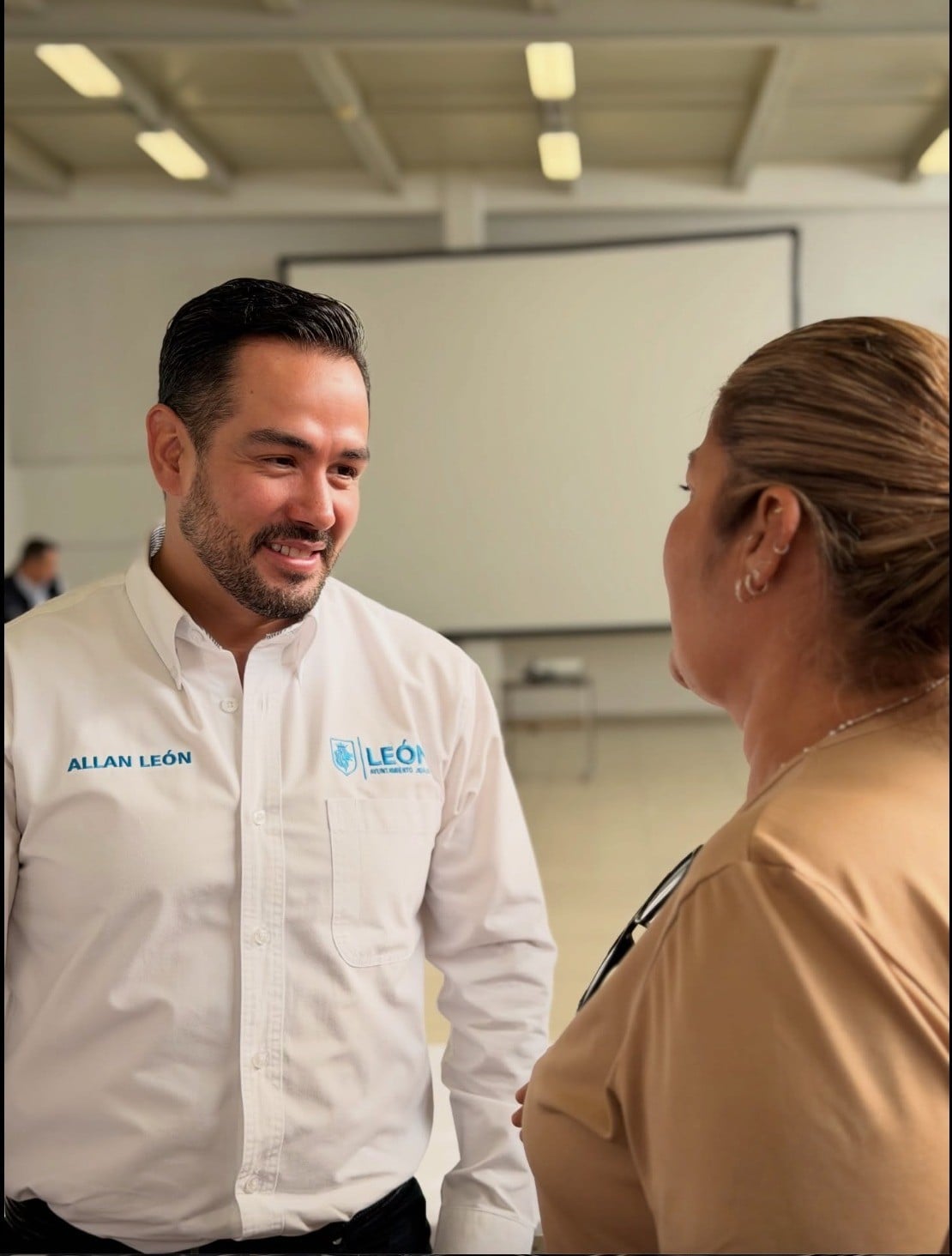 Renuncia Allan León Aguirre