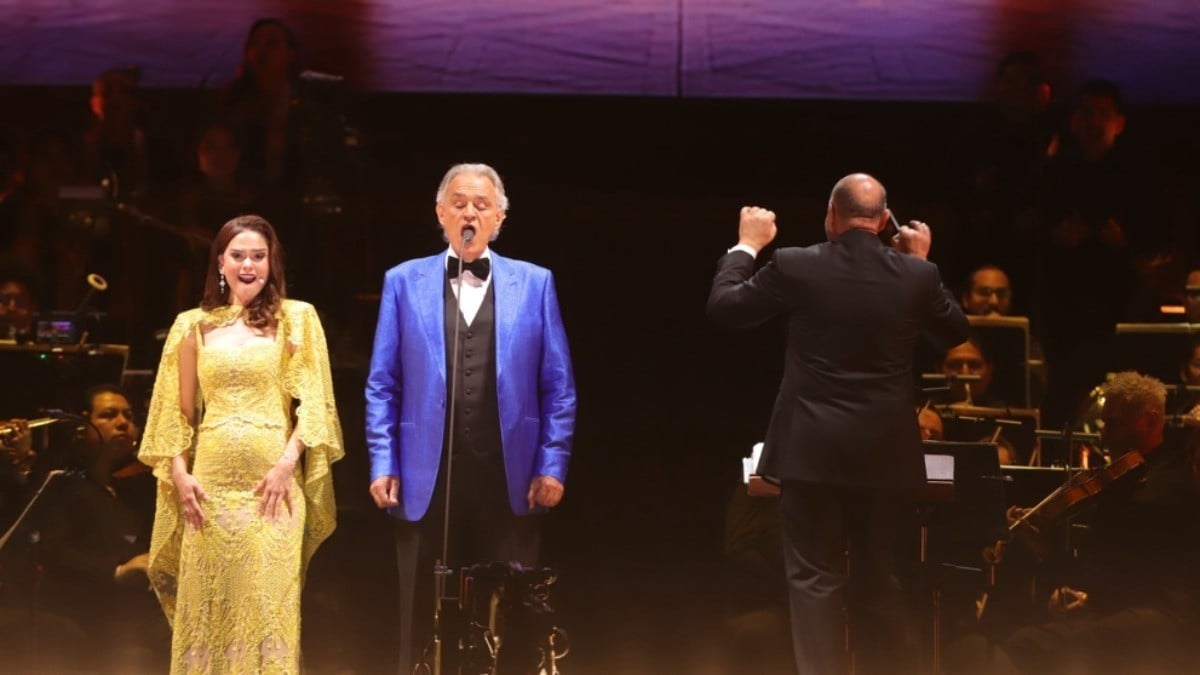 VIDEO ¡Histórico! Andrea Bocelli y Ángeles Azules conquistan el Zócalo a ritmo de cumbia