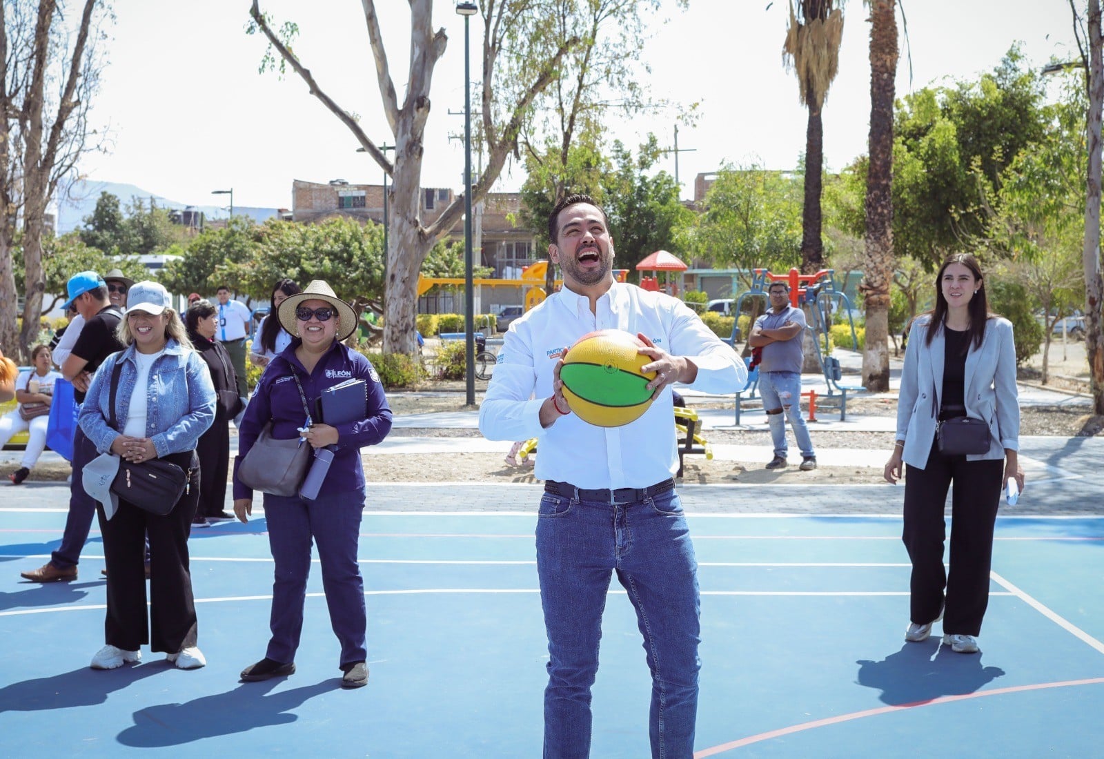 Renuncia Allan León Aguirre