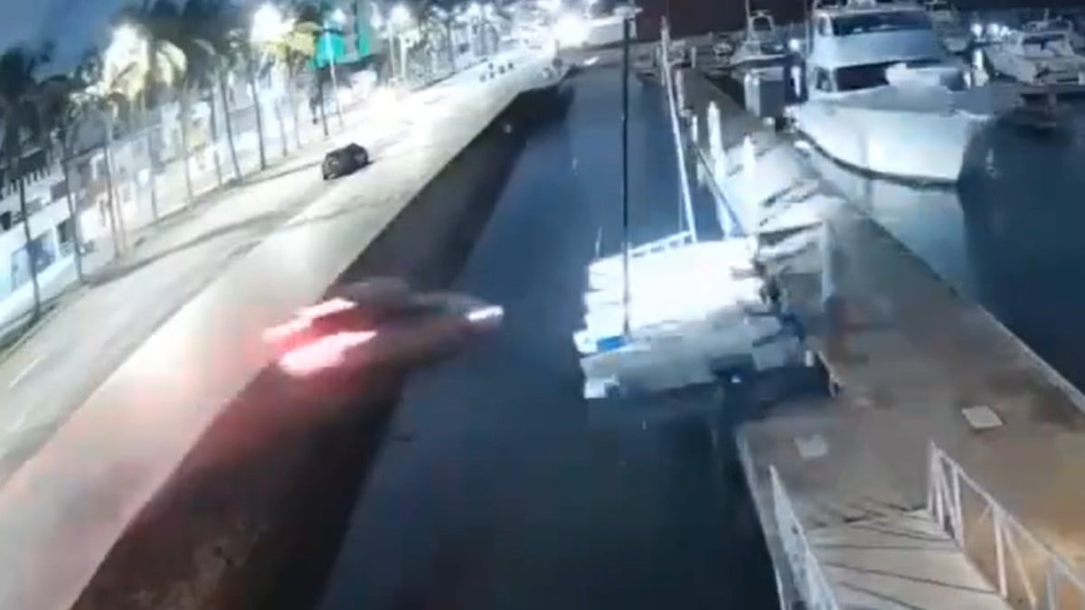 VIDEOS Camioneta pierde el control, sale volando hacia el mar y se estrella contra un yate