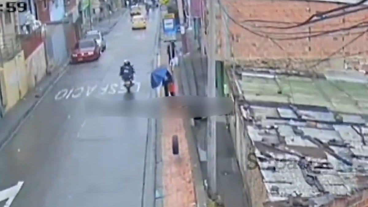 VIDEO Mujer pierde la vida luego de ser impactada por... ¡UNA LLANTA!