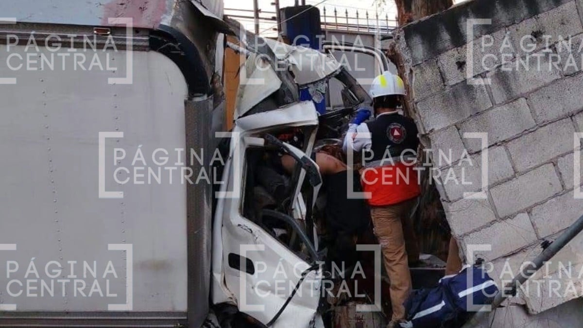 ¡Aparatoso choque en la 45! Hombre muere y dos más luchan por su vida