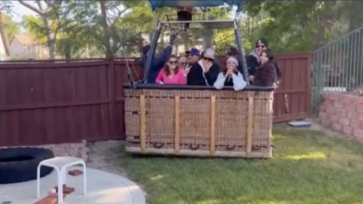VIDEO ¡Visitas inesperadas! Aterriza de emergencia globo aerostático en un patio