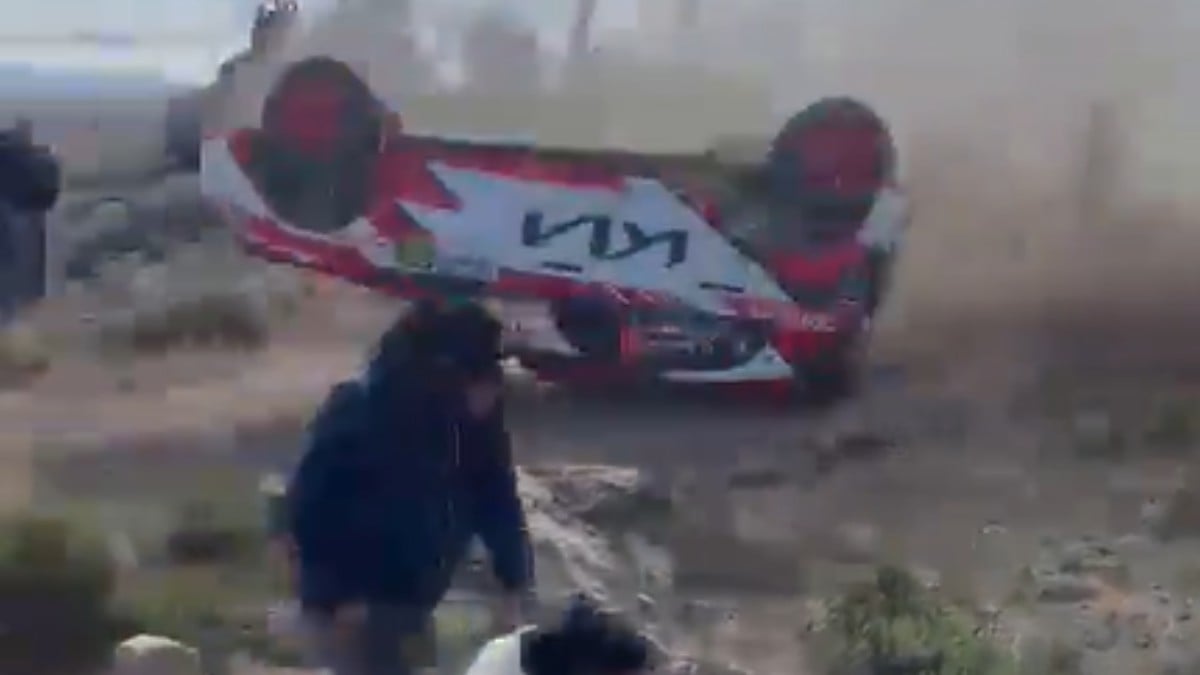 VIDEO Auto del Rally pierde el control y se va contra el público; hay muertos y heridos