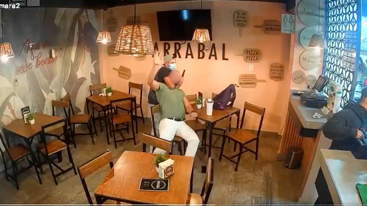 VIDEO ¡Violento asalto! Maleantes irrumpen en una pizzería e intentan raptar a una joven