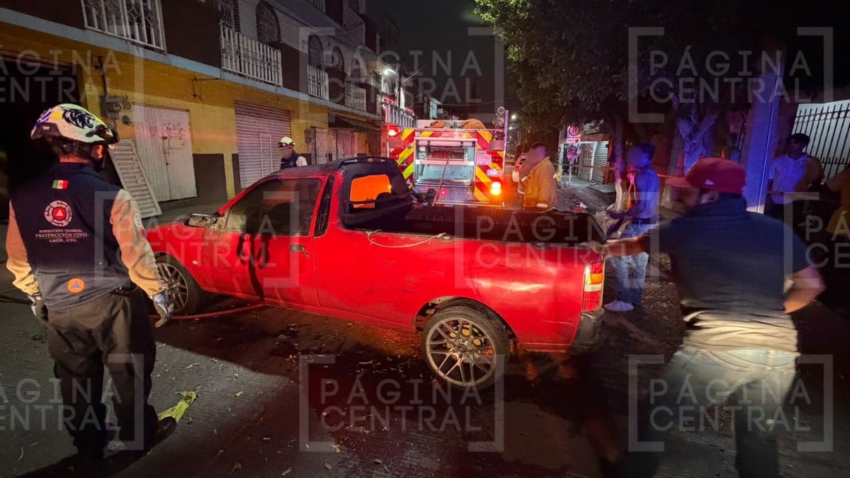 ¡Rescataron a varias mascotas! Incendio consume una casa y comercio en San Manuel en León