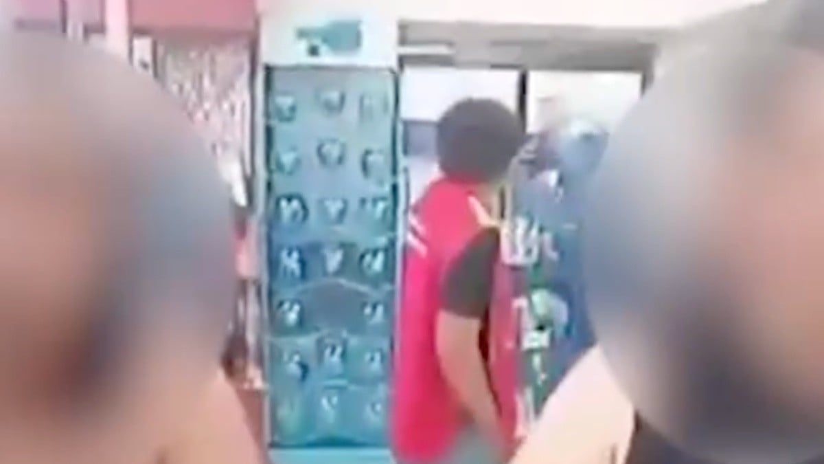 VIDEO ¡Hasta se enojaron! Captan a turistas robando tienda de conveniencia