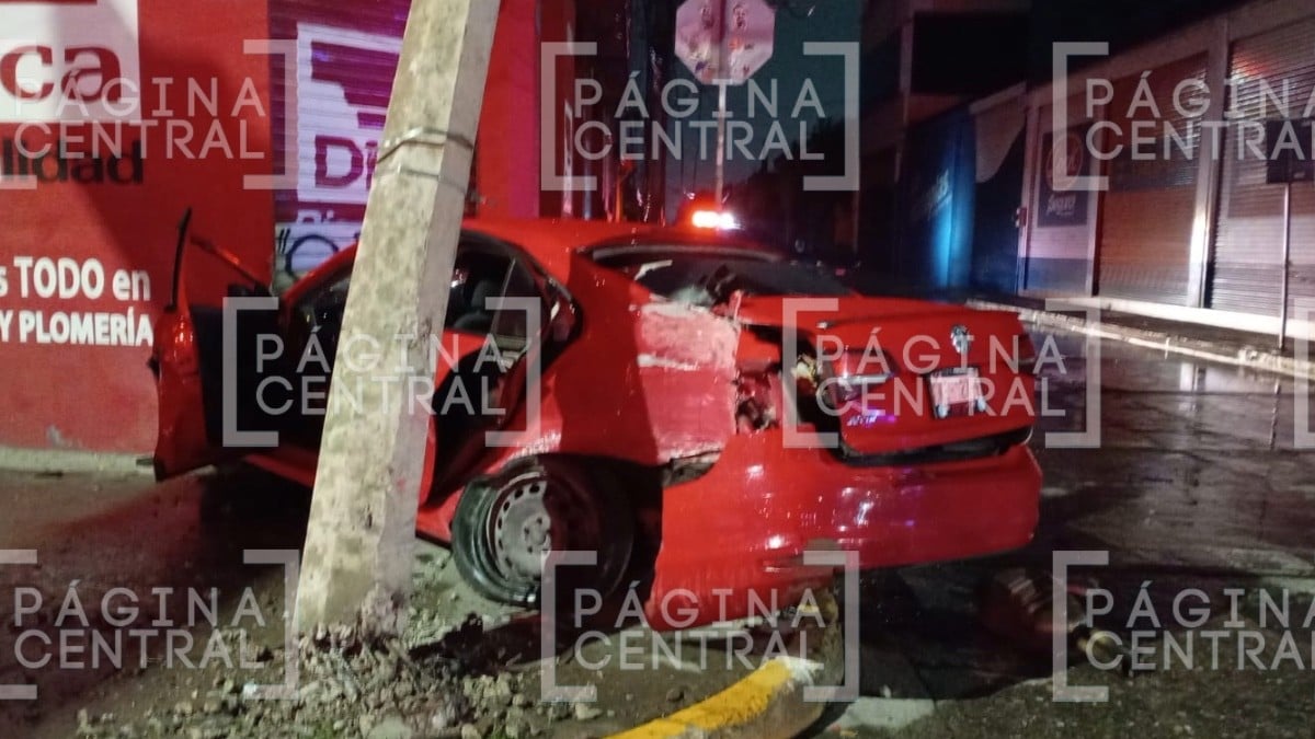 Choque contra poste deja lesionado y caos vial en San José del Consuelo