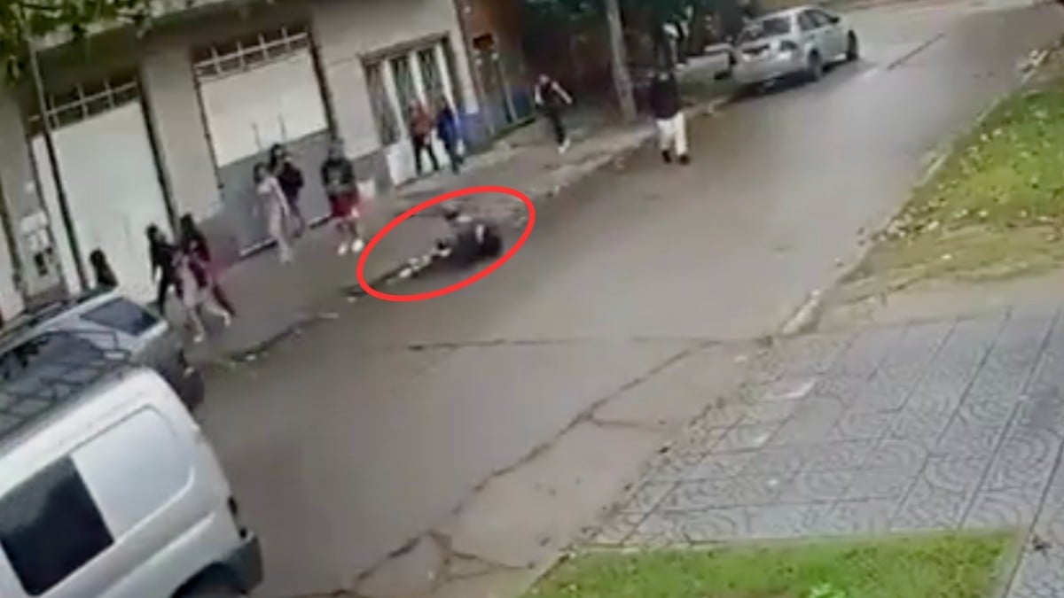 VIDEO Jovencita enfurece al ver a su novio caminando con una compañera y lo ataca con cúter