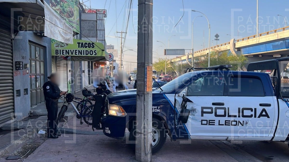 ¡Derrapón! Policía pierde control de la patrulla y choca con poste y negocio en el Morelos