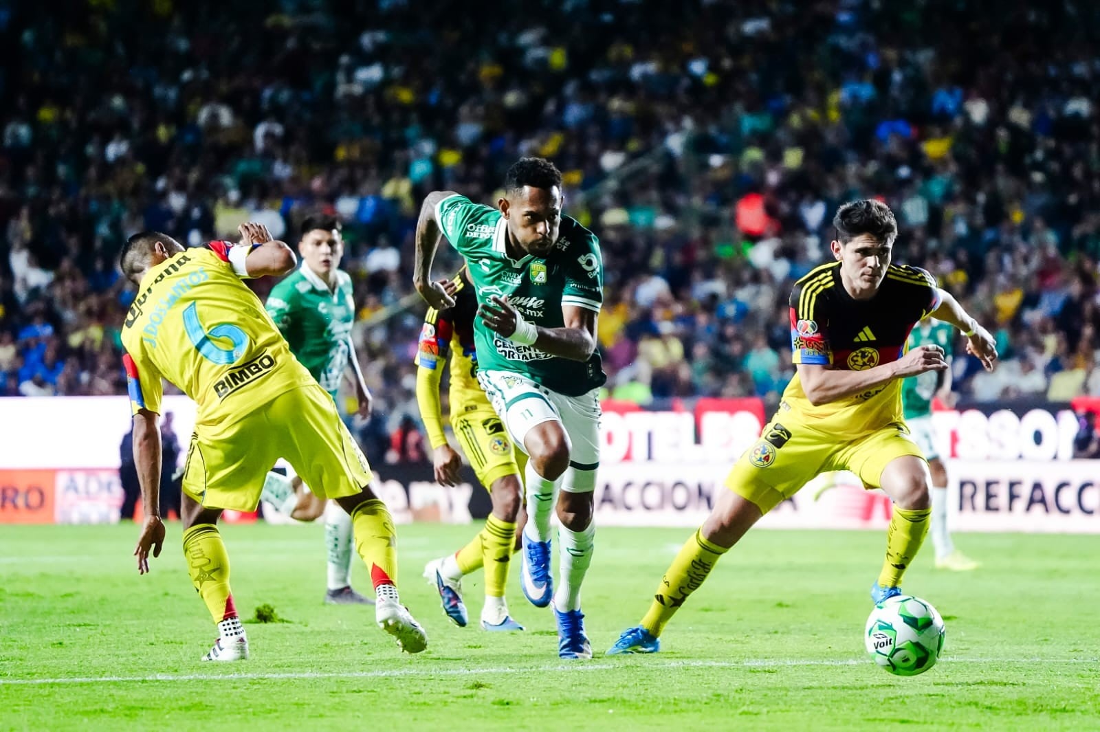 ¿Le ayudaron? América gana al Club León con penal dudoso