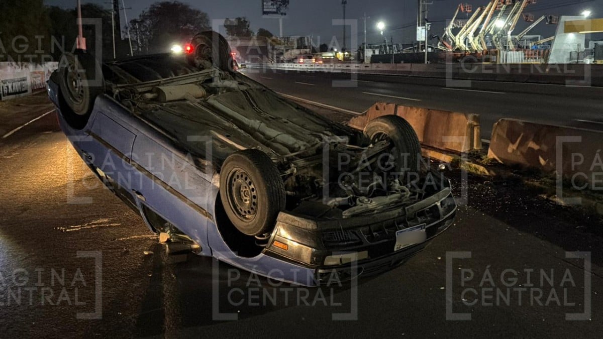 Auto se estrella contra el muro de contención en la León-Silao y termina llantas arriba