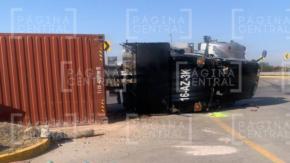 ¡Le ganó el peso! Tráiler a exceso de velocidad vuelca en Eje Metropolitano y causa caos