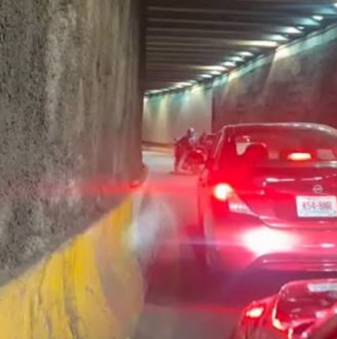 VIDEO Delincuentes aprovechan tráfico para robar a conductores