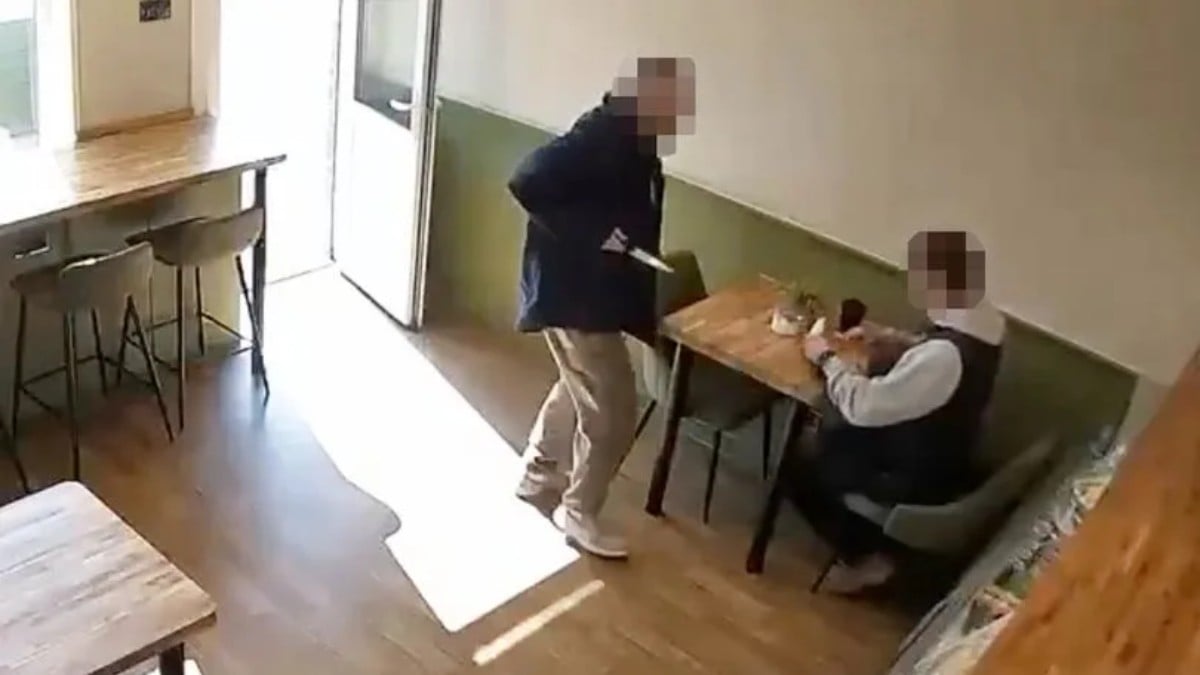 VIDEO FUERTE Sujeto entra a una cafetería y apuñala a un cliente sin mediar palabra
