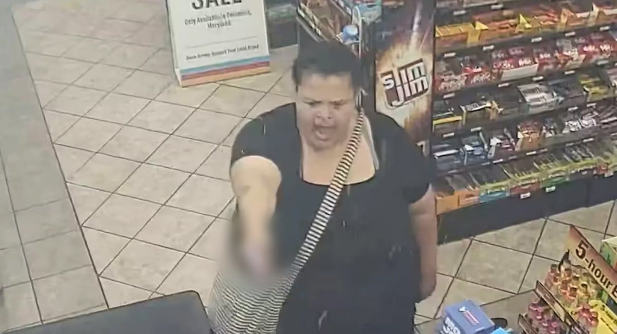 VIDEO ¡Violento asalto! Mujer intenta robar una tienda y abre fuego contra un empleado