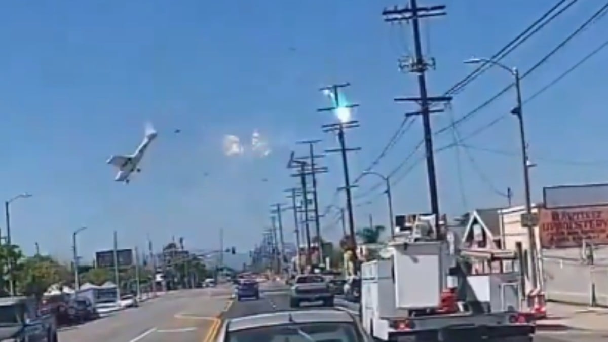 VIDEO ¡Impactante! Avión choca contra cables de luz y se desploma contra el suelo