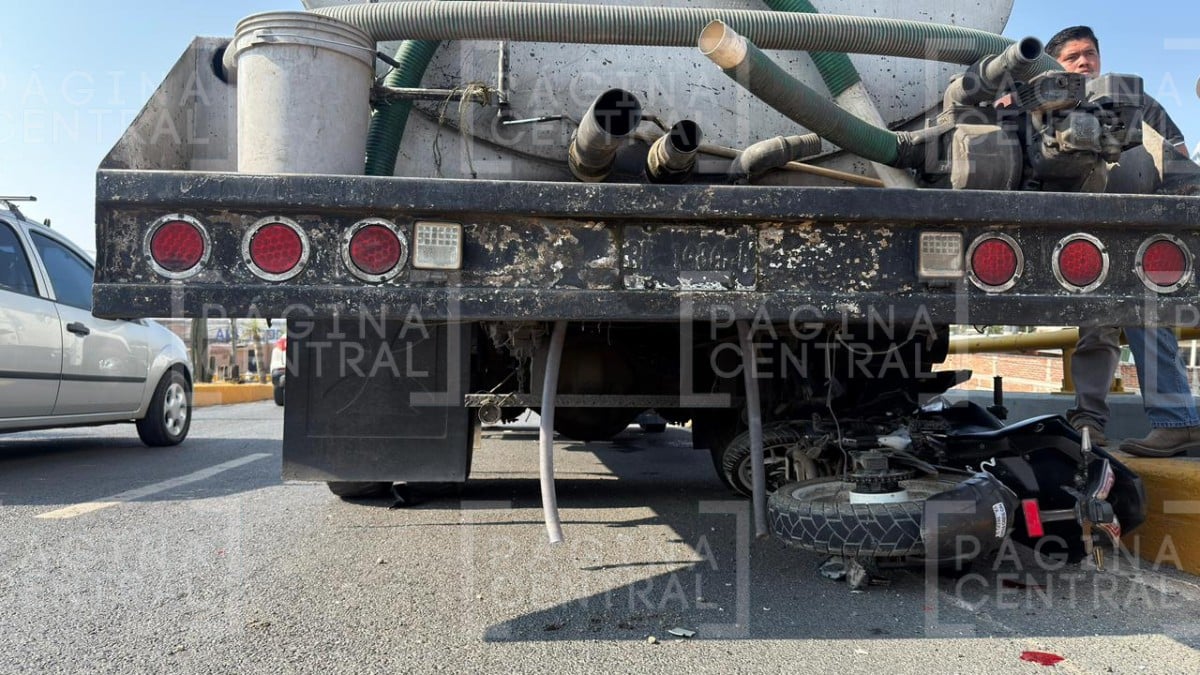 ¡Fuerte accidente! Moto se estrella contra una pipa sobre el bulevar Hidalgo en León