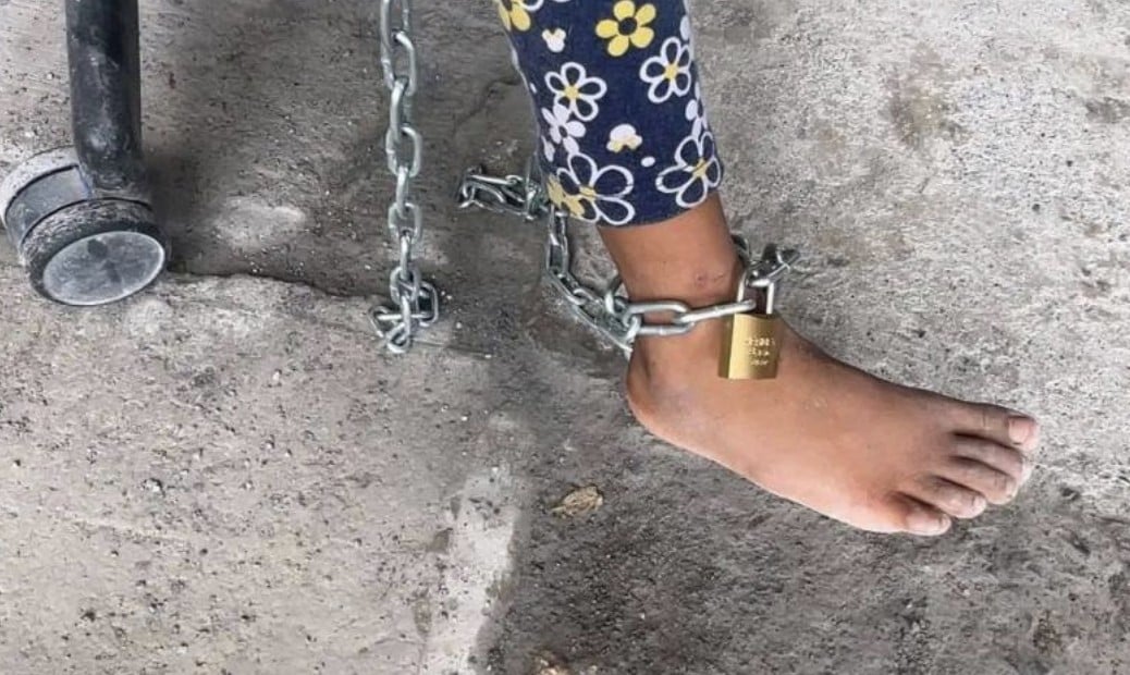 Hallan a dos niñas encadenadas afuera de casa en Reynosa