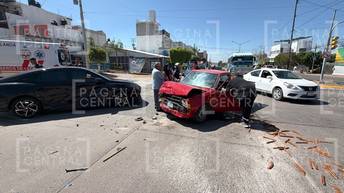 ¡Quiso dar una vuelta prohibida! Fuerte choque en el bulevar Calíope deja tres heridos