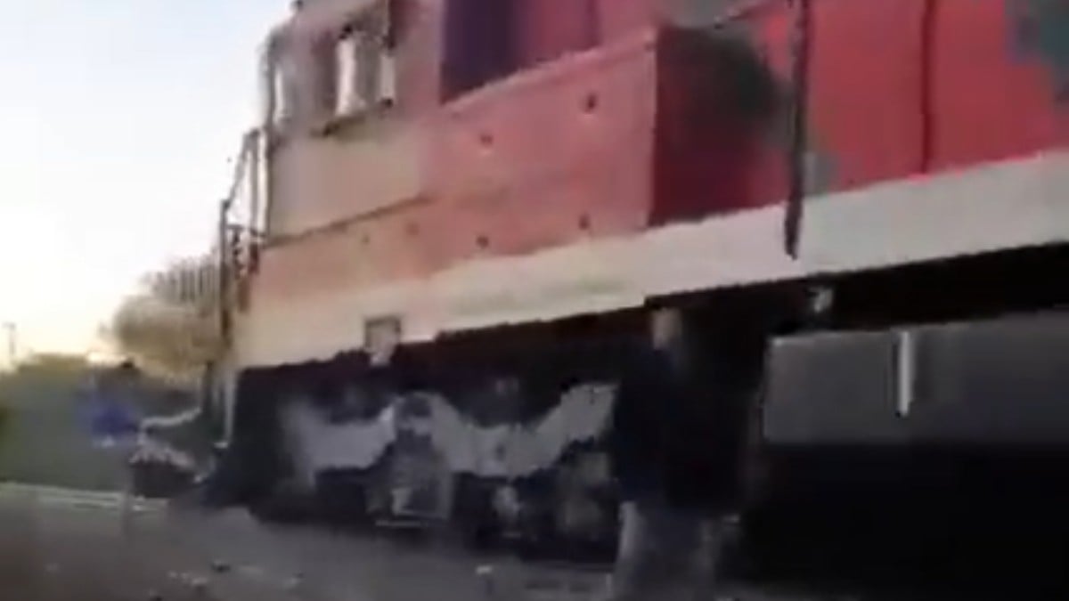 VIDEO ¡Le quiso ganar el paso! Tren embiste a un auto y deja a mujer sin vida y 2 heridos