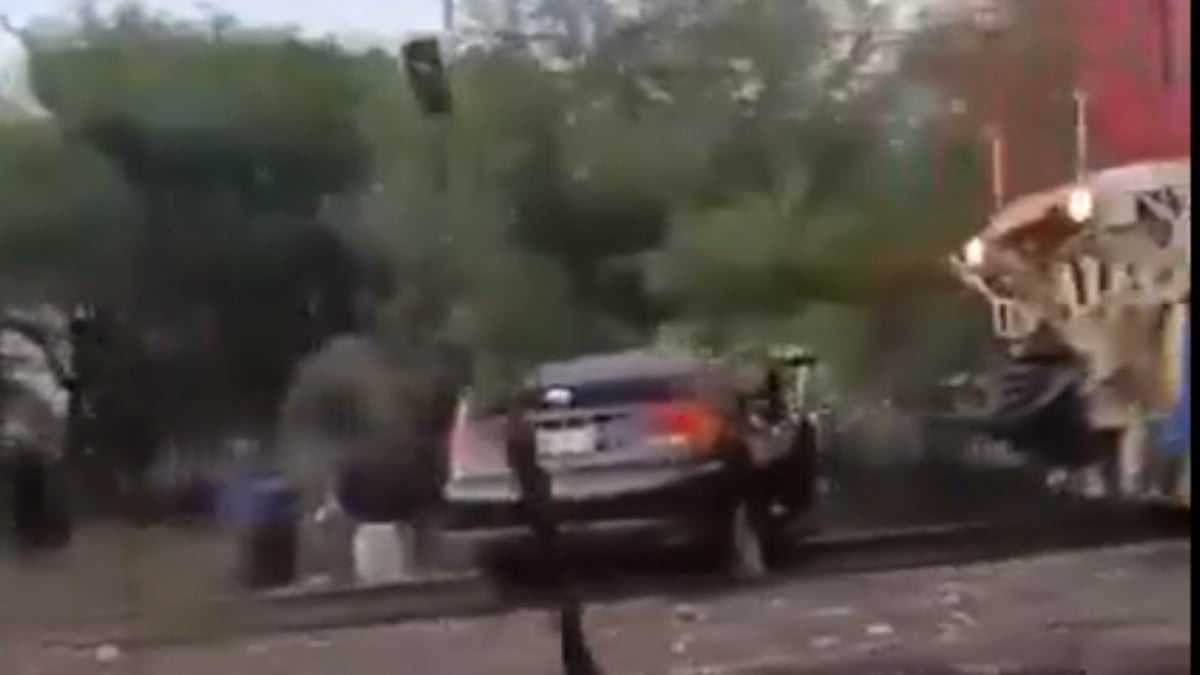 Tren choca con un auto en Puebla