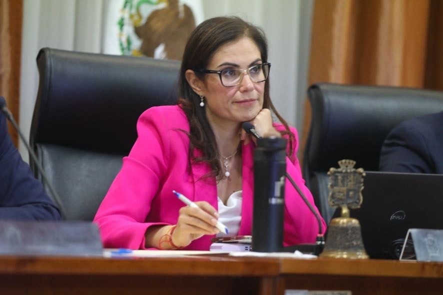 La primera sesión de Ayuntamiento con una alcaldesa sin partido