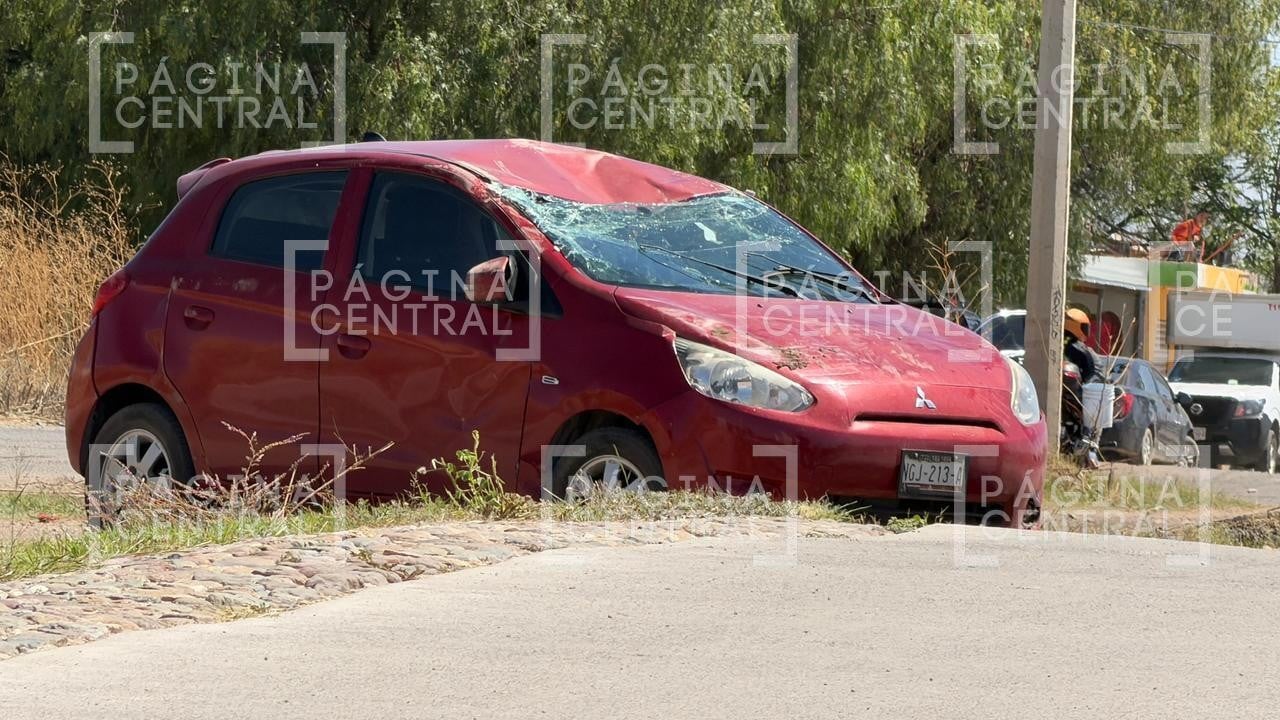 Aparatosa volcadura en El Dorado; auto terminó con las llantas hacia arriba