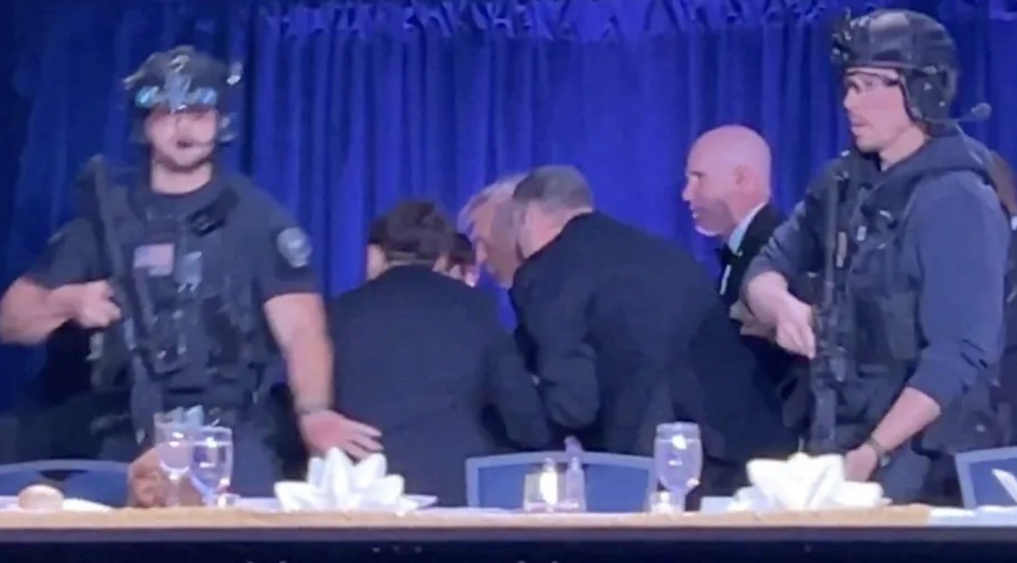 Desalojan a Donald Trump tras registrarse disparos en cena de gala con periodistas