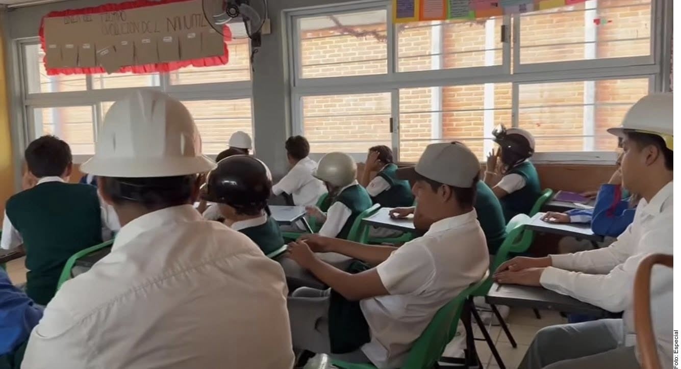 Toman clase con casco; temen derrumbe en escuela de Morelos