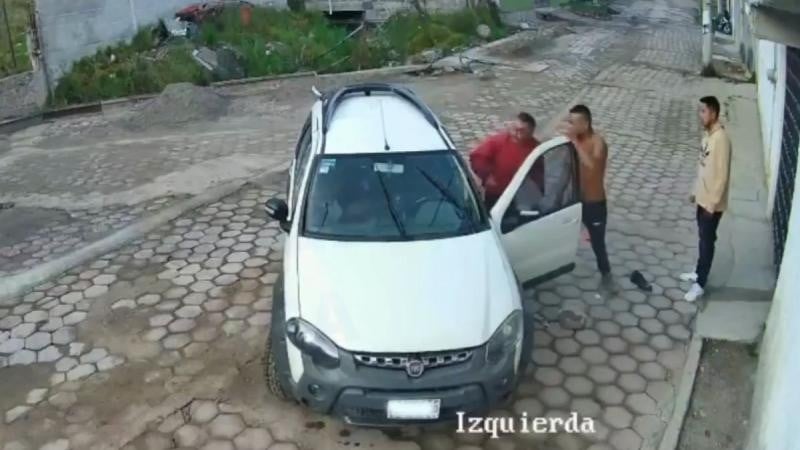 VIDEO 'Para la otra te mato': Captan agresión contra un hombre a golpes y con una piedra